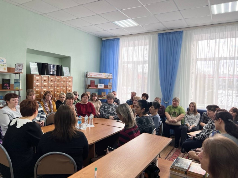 Наталия Полуянова посетила мастерскую по плетению маскировочных сетей и встретилась с семьями участников СВО. Наталия Полуянова посетила мастерскую по плетению маскировочных сетей и встретилась с семьями участников СВО.