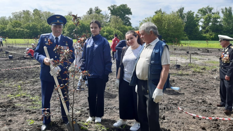 Приняли участие в посадке сада в честь героев СВО!.